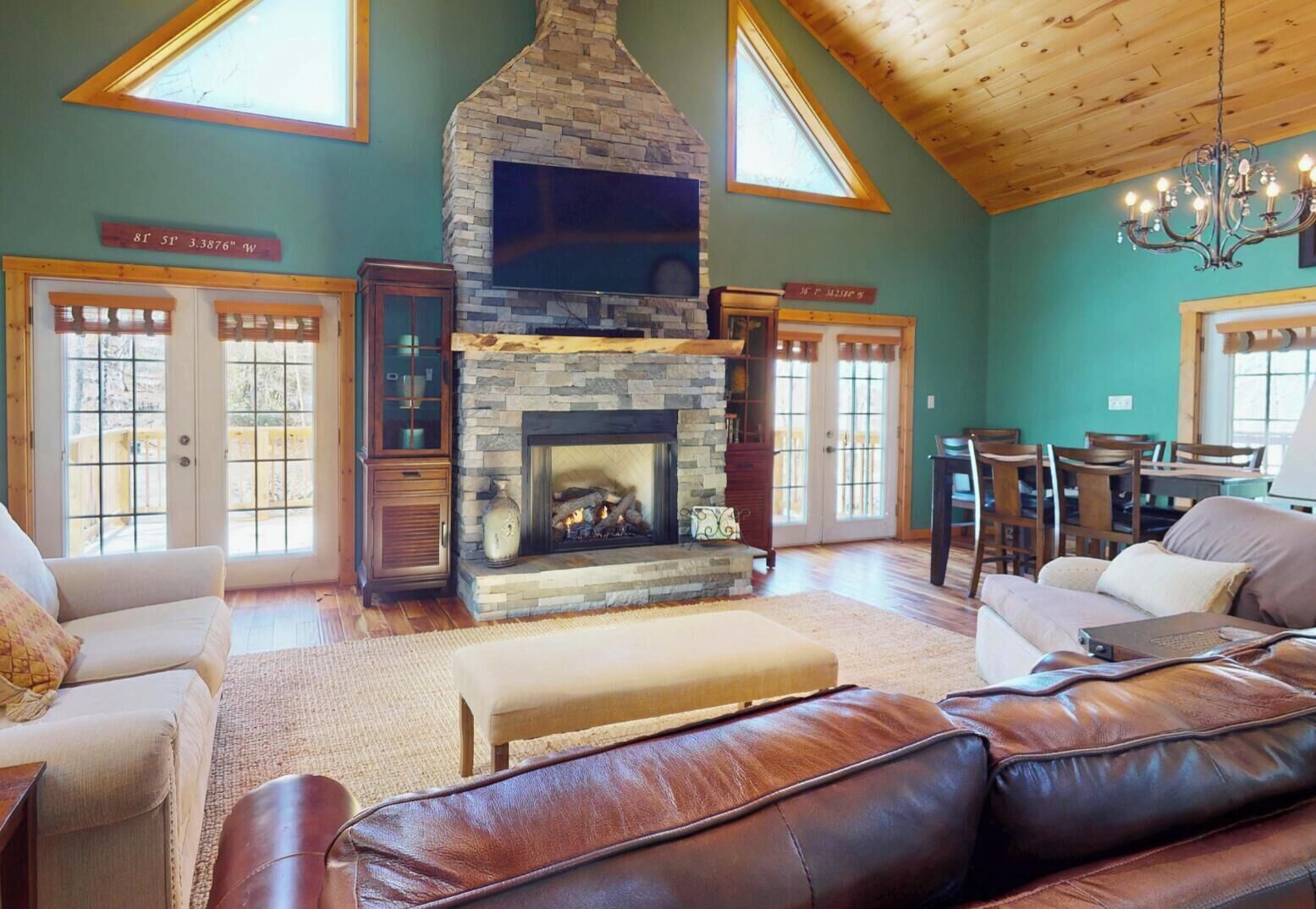 Smart TV, fireplace