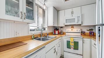 Condo (2 Bedrooms) | Property amenity