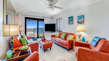 Condo (2 Bedrooms) | Front of property