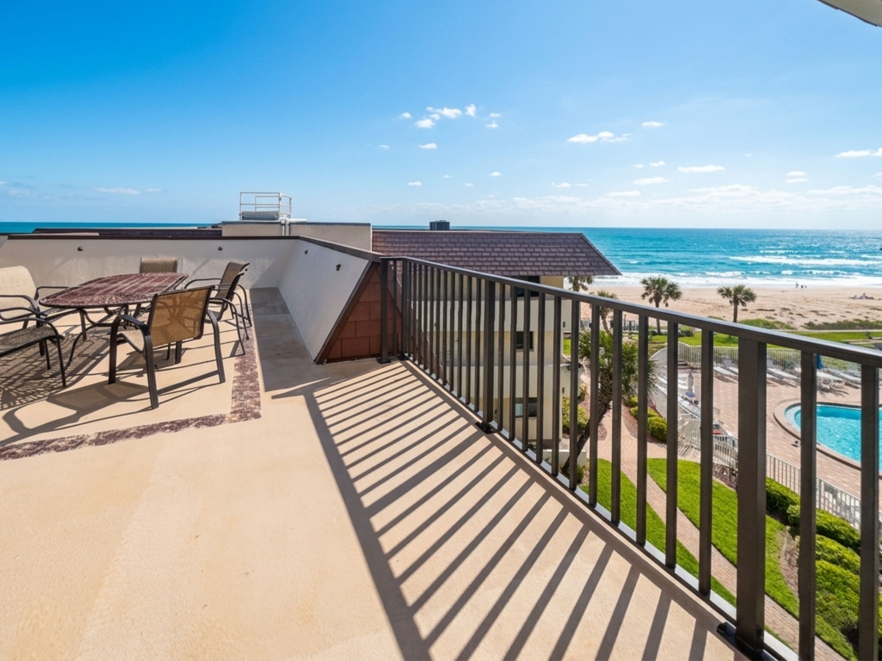 コンドミニアム (3 Bedrooms) | 施設の正面