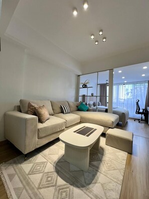 Living area - Kilimani Cozy Studio with pool (Nairobi)