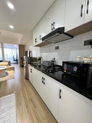 Private kitchen - Kilimani Cozy Studio with pool (Nairobi)