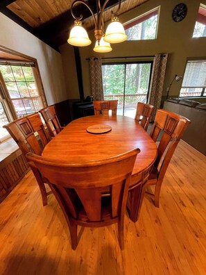 Dining - Cozy 2-bedroom cabin in Pollock Pines, Apple Hill/Gold Country (Pollock Pines)