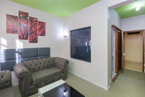 Deluxe Double Room, Patio, Garden View | Living area
