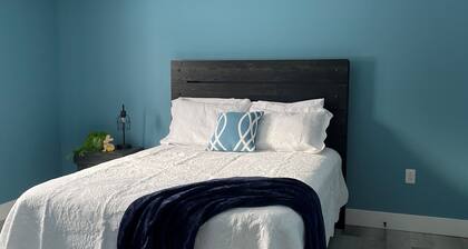 Delightful 2-bedroom cottage with AC. Highway 1 Trans Canada near Badger