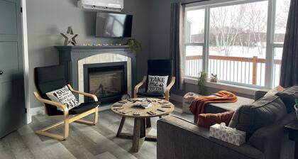 Delightful 2-bedroom cottage with AC. Highway 1 Trans Canada near Badger