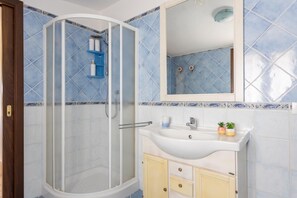 Sèche-cheveux, serviettes fournies, savon, papier toilette