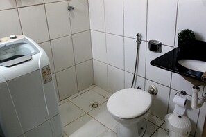Shower, towels, toilet paper - Furnished Apartment for Seasonal Rental (Centro-Lourdes) (Belo Horizonte)