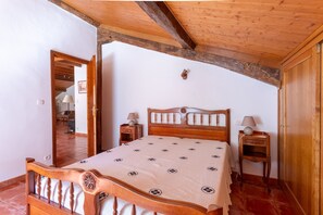4 habitaciones, tabla de planchar con plancha y wifi 