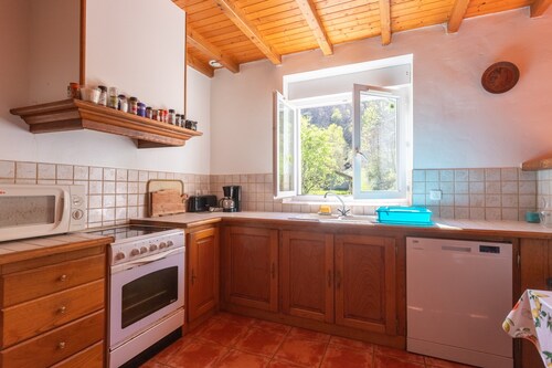 150 m² Ground-Floor Apartment with Mountain View, Private Terrace & Wi-Fi