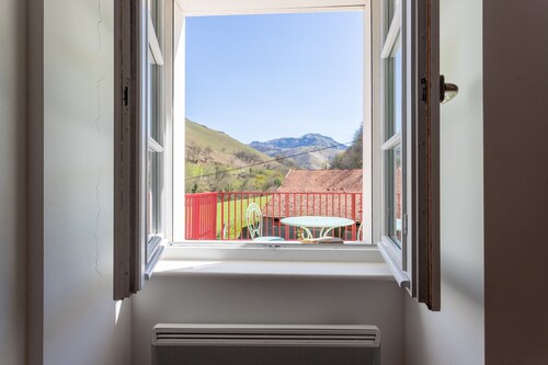 Charming Little Yaitua with Mountain View, Private Terrace and Wi-Fi