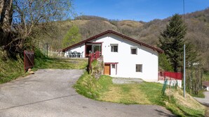 A single-story white building with a red roof, a front door, and a small porch. - Charming Little Yaitua with Mountain View, Private Terrace and Wi-Fi (Estérençuby)