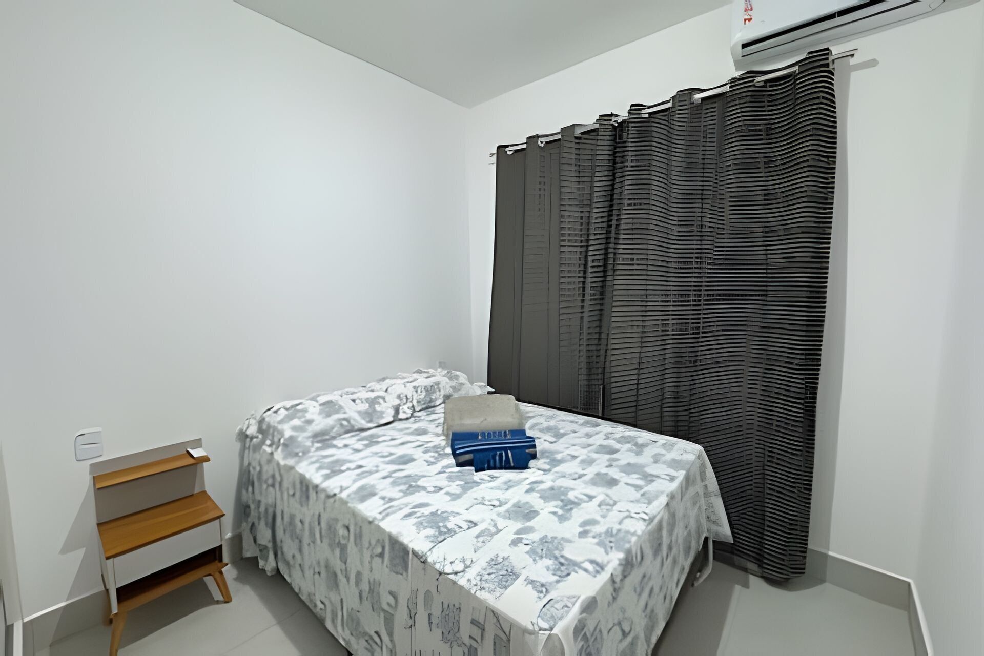 3 quartos, ferros/tábuas de passar roupa, roupa de cama