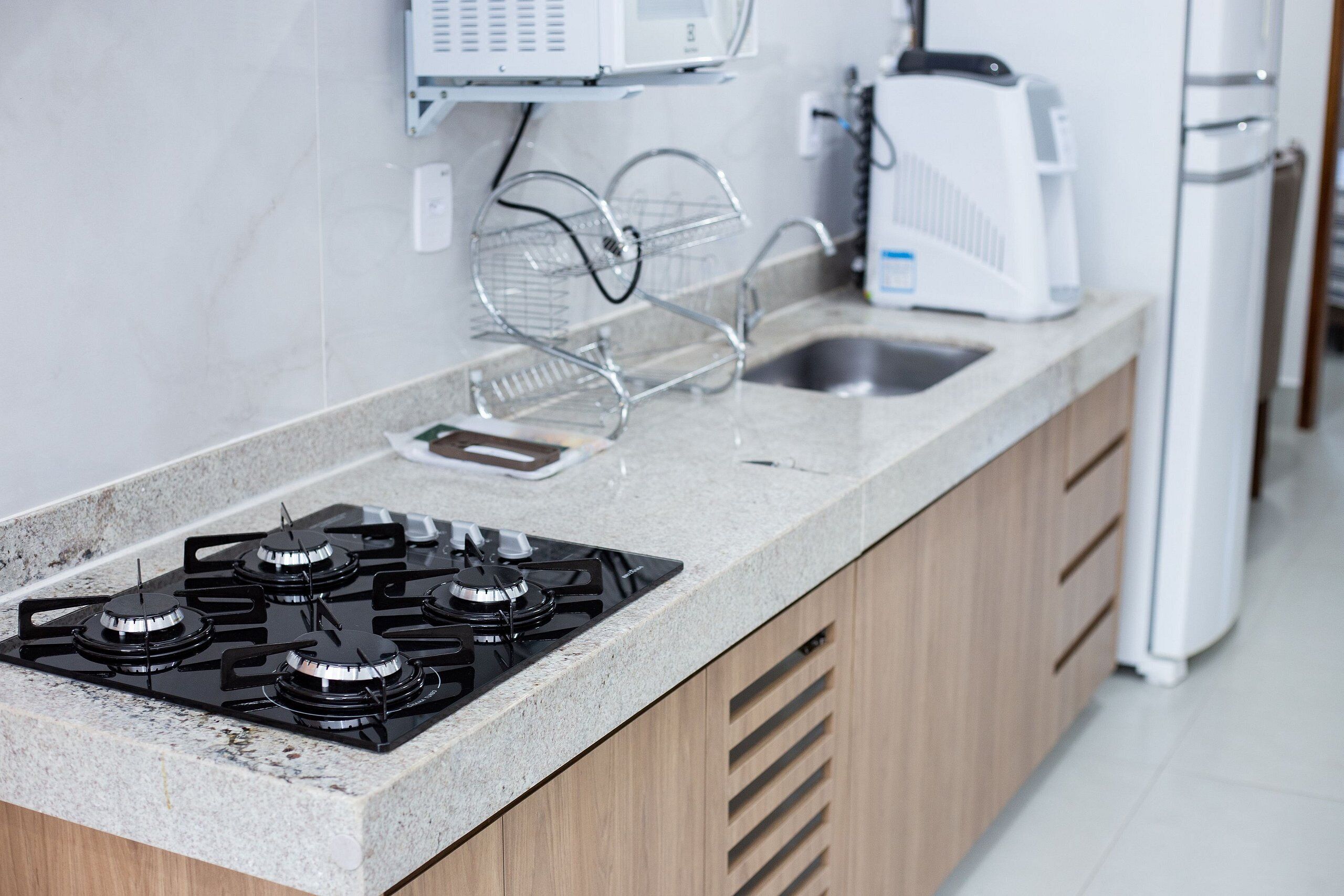 Microwave, cookware/dishes/utensils