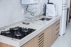 Microwave, cookware/dishes/utensils - Cozy Apartment with Air Conditioning (Araxá)