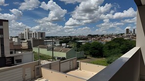 Un tetto con vista sulla città, tra edifici e cielo sereno.