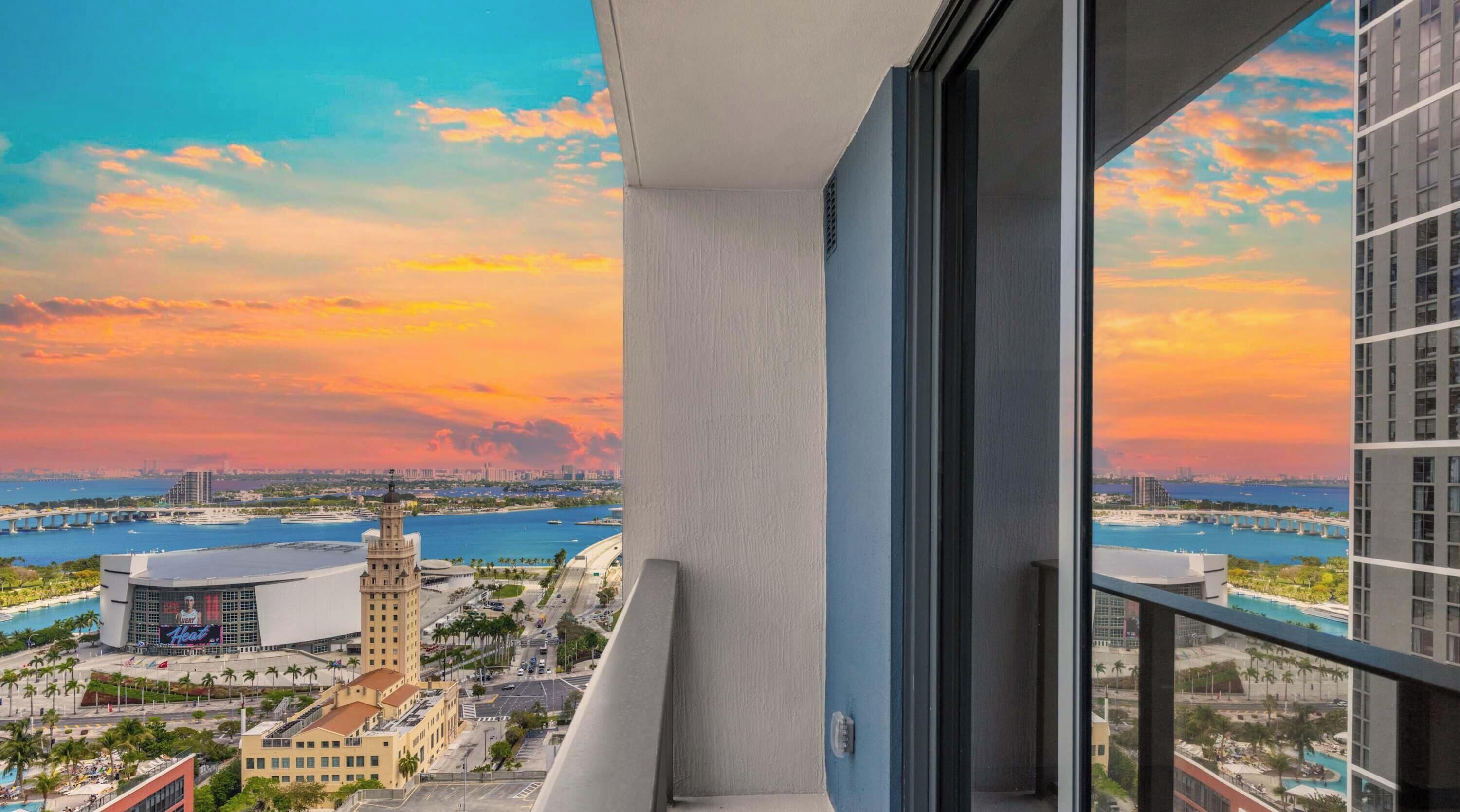 Een balkon met uitzicht op een stadsbeeld, inclusief een brug en een toren.