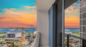 Property grounds - Floor-to-Ceiling Light Chic Miami Studio (Miami)
