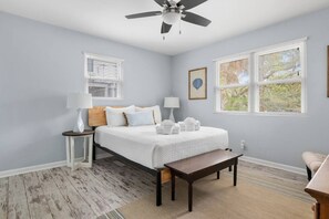 3 bedrooms, iron/ironing board, WiFi, bed sheets - Pet-Friendly Cottage by the Beach (Folly Beach)