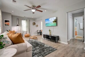 TV - 3 Bedroom - 20 Minutes to Downtown - Big Backyard! (North Charleston)
