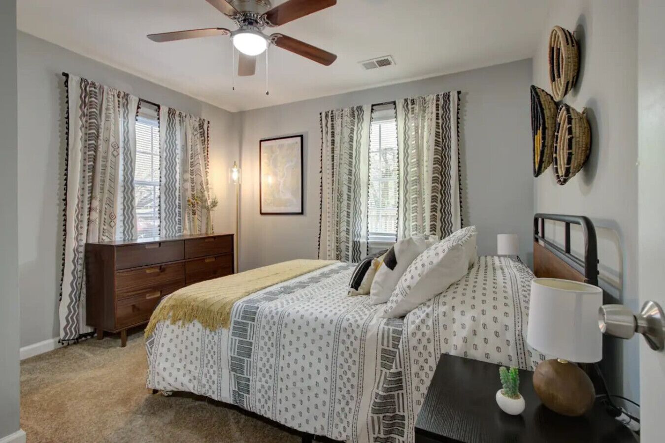 3 bedrooms, iron/ironing board, WiFi, bed sheets