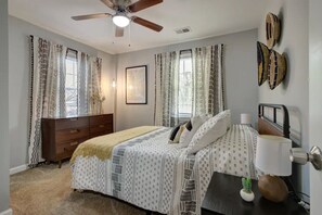 3 bedrooms, iron/ironing board, WiFi, bed sheets - 3 Bedroom - 20 Minutes to Downtown - Big Backyard! (North Charleston)