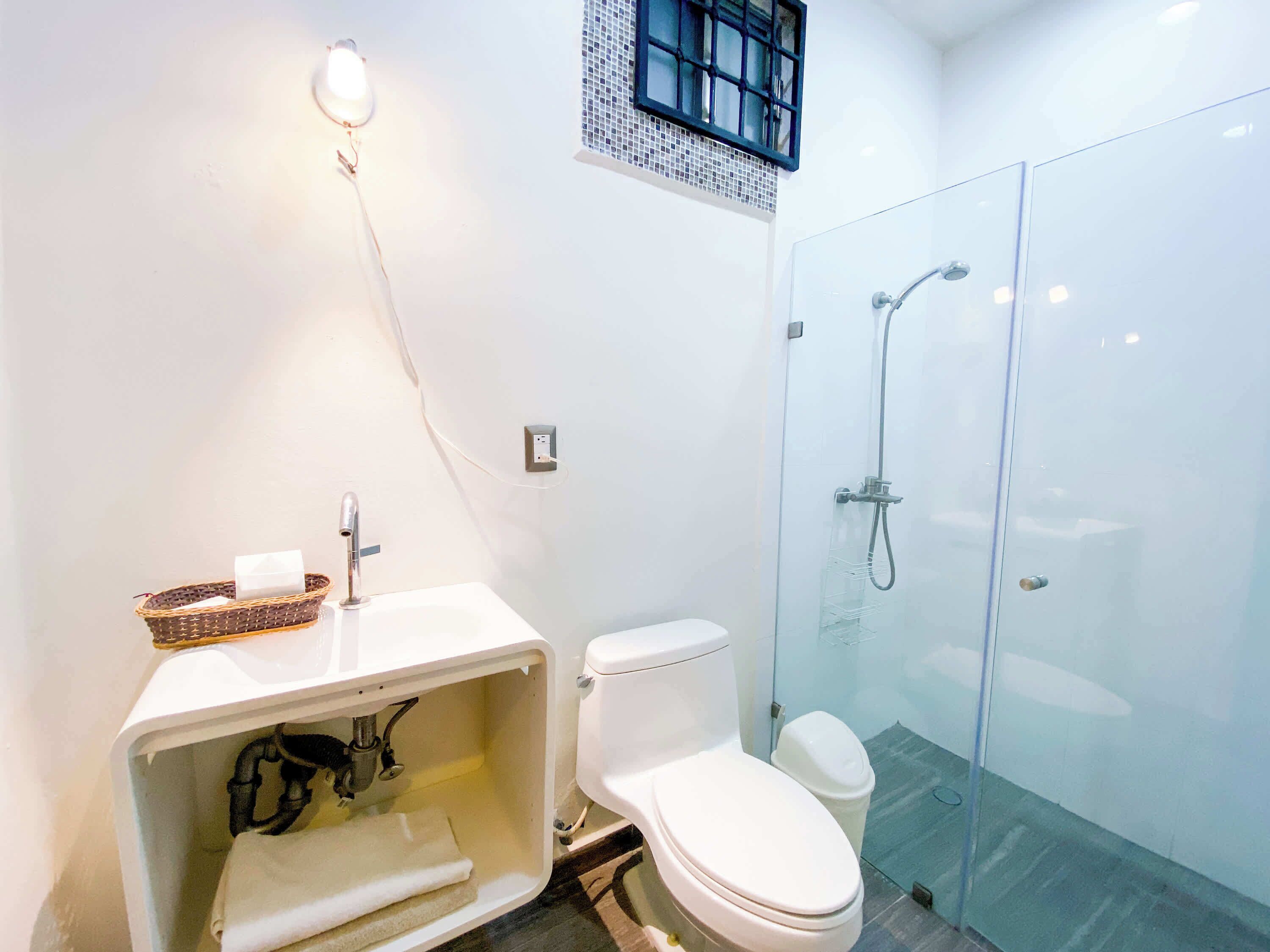 Een douche, een haardroger, handdoeken, shampoo