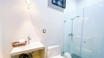 Een douche, een haardroger, handdoeken, shampoo