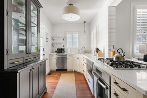 Fridge, microwave, oven, stovetop - Spring St 2 Bedroom - 3 Blocks to King Street (Charleston)