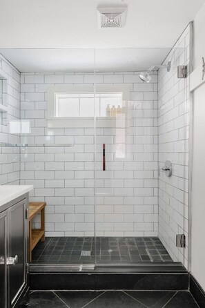 Hair dryer - Spring St 2 Bedroom - 3 Blocks to King Street (Charleston)