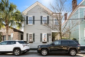 Property grounds - Chic Spring St Retreat / Walk to King St-3 Blocks (Charleston)