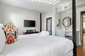 3 bedrooms, iron/ironing board, WiFi, bed sheets - Chic Spring St Retreat / Walk to King St-3 Blocks (Charleston)