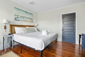 2 bedrooms, iron/ironing board, WiFi, bed sheets - Chic 2 Bedroom Spring St Retreat - Walk to King St (Charleston)