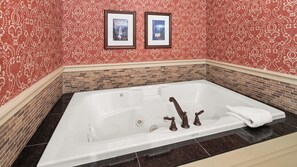 Shower, jetted bath, hair dryer, towels - Village Apartments by Green Mountain Inn - Inn Amenities/Pool Included (Stowe)