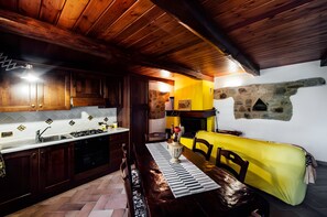Fridge, oven, stovetop, coffee/tea maker - Apartment Lo Stanzone - Agriturismo Il Noce in Val d'Orcia (Castiglione d'Orcia)