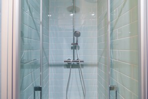 Doccia, asciugacapelli, asciugamani, sapone