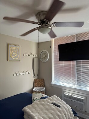 1 bedroom, iron/ironing board, WiFi, bed sheets - WALK TO ACRISURE & PNC STADIUMS FROM COZY 1-BR.APARTMENT IN TRANQUIL PITTSBURGH (Pittsburgh)