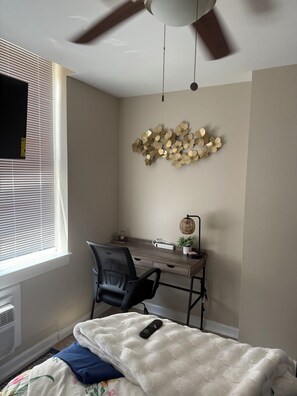 1 bedroom, iron/ironing board, WiFi, bed sheets - WALK TO ACRISURE & PNC STADIUMS FROM COZY 1-BR.APARTMENT IN TRANQUIL PITTSBURGH (Pittsburgh)