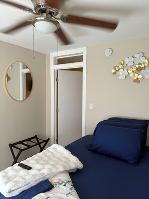 1 bedroom, iron/ironing board, WiFi, bed sheets - WALK TO ACRISURE & PNC STADIUMS FROM COZY 1-BR.APARTMENT IN TRANQUIL PITTSBURGH (Pittsburgh)