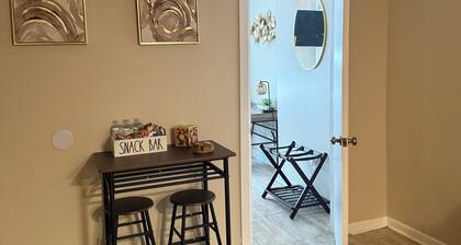 WALK TO ACRISURE & PNC STADIUMS FROM COZY 1-BR.APARTMENT IN TRANQUIL PITTSBURGH