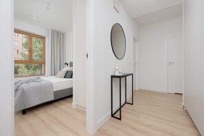 2 bedrooms, desk, iron/ironing board, travel cot - Comfortable Apartment | Parking | Remote Work (Warszawa)