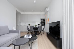 TV, offices - Comfortable Apartment | Parking | Remote Work (Warszawa)