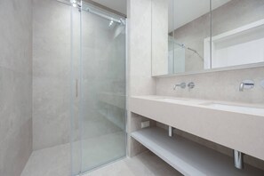 Een douche, een haardroger, handdoeken, shampoo