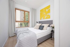 2 slaapkamers, een bureau, een strijkplank/strijkijzer, reisbedje