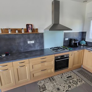 Fridge, microwave, oven, stovetop - Holiday Home 'Maison Campagne Avec Piscine Et Spa' with Private Pool, Wi-Fi and Air Conditioning (La Salvetat-Belmontet)