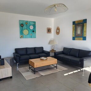 TV, DVD player, ping pong, stereo - Holiday Home 'Maison Campagne Avec Piscine Et Spa' with Private Pool, Wi-Fi and Air Conditioning (La Salvetat-Belmontet)