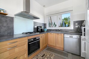 Wasserkocher mit Kaffee-/Teezubehör, Kühlschrank, Mikrowelle, Ofen
