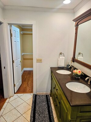 Bidet, toallas, jabón, papel de baño 