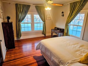 4 bedrooms, iron/ironing board, internet, bed sheets