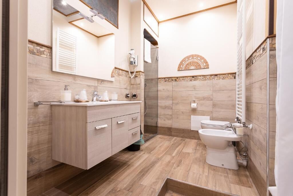 Comfort trippelrum - balkong - utsikt mot staden | Badrum